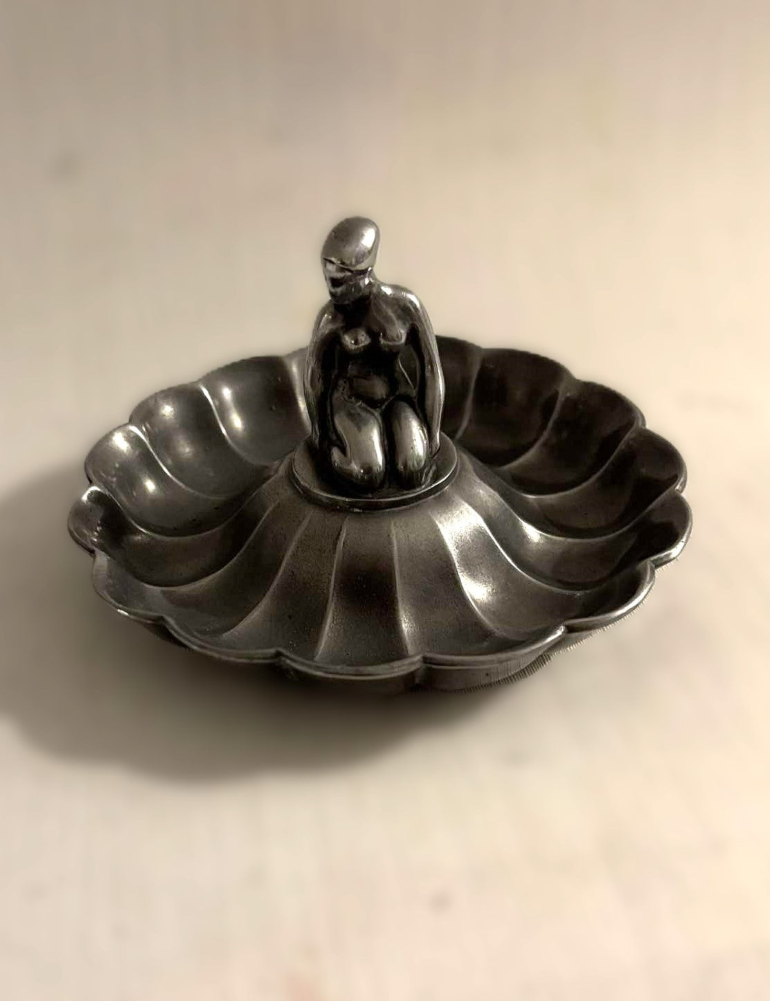 Sjælden Just Andersen Art deco fad med kvindefigur, udført i diskometal - nr. 788501254