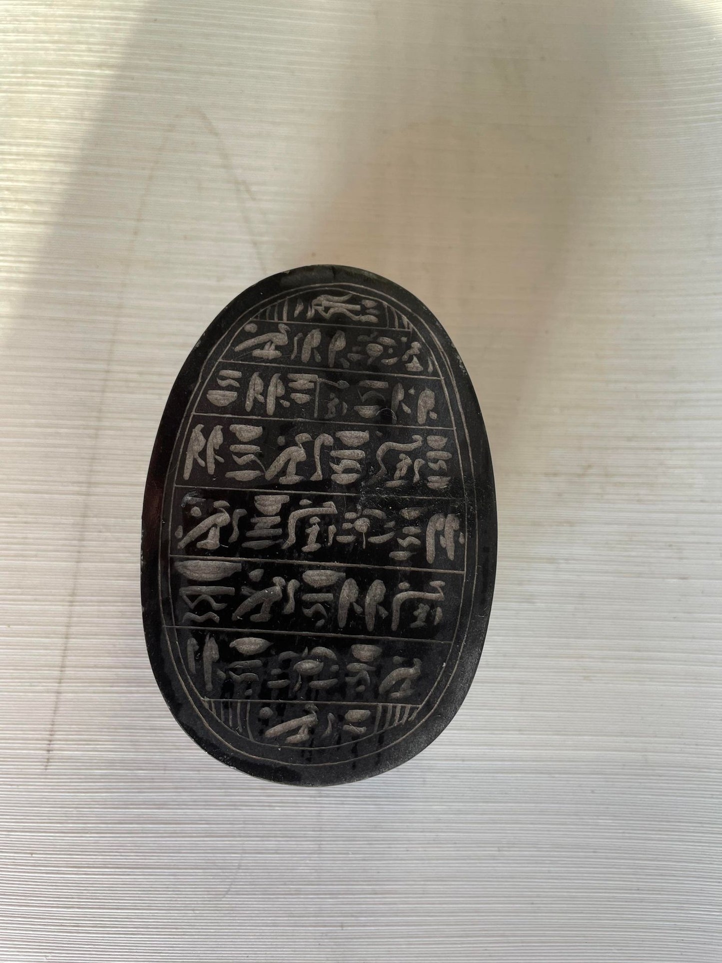 Smuk sort Scarab udført i keramik - nr. 011070