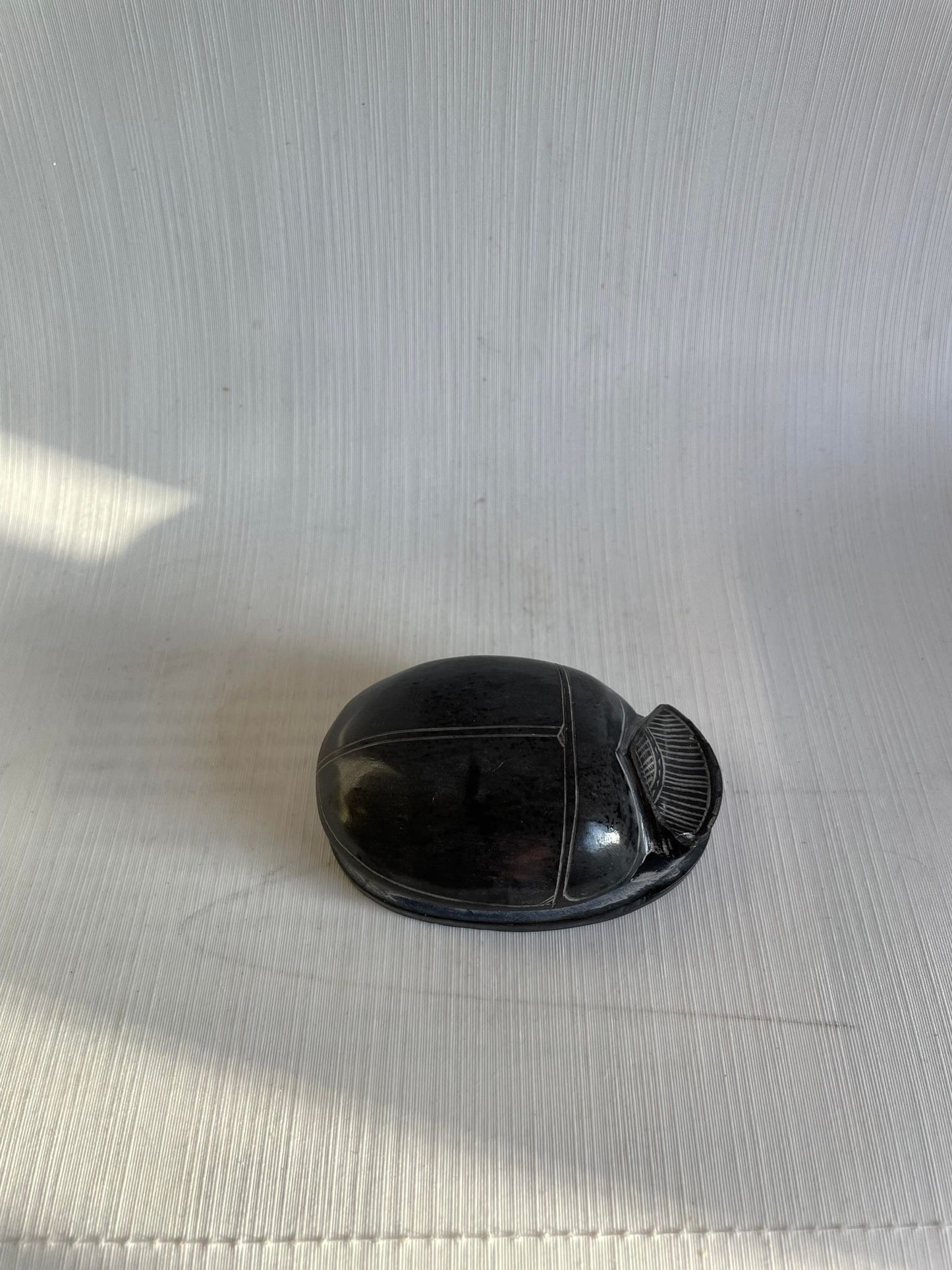 Smuk sort Scarab udført i keramik - nr. 011070
