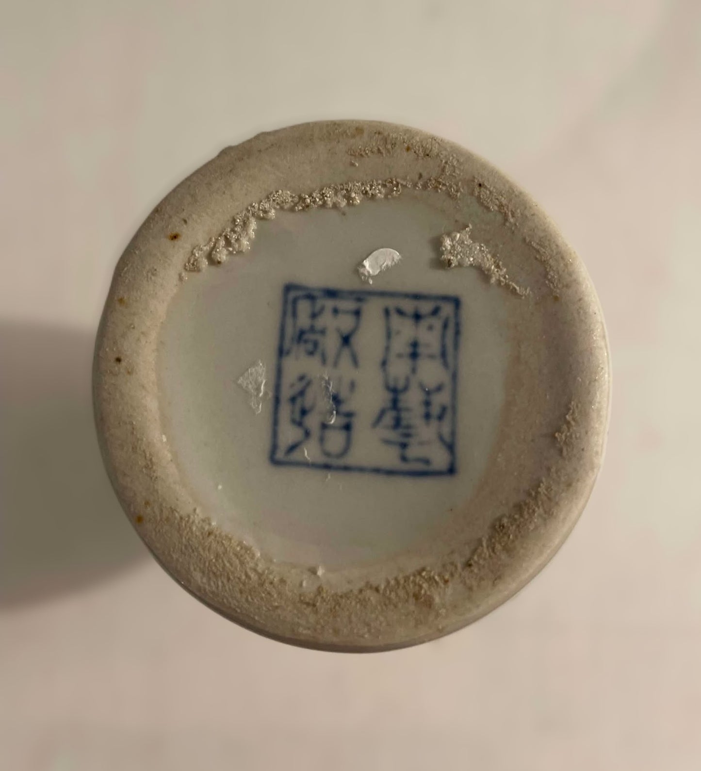 Vintage kinesisk porcelænsvase med blå, hvid og pink blomsterdekoration - nr. 09560