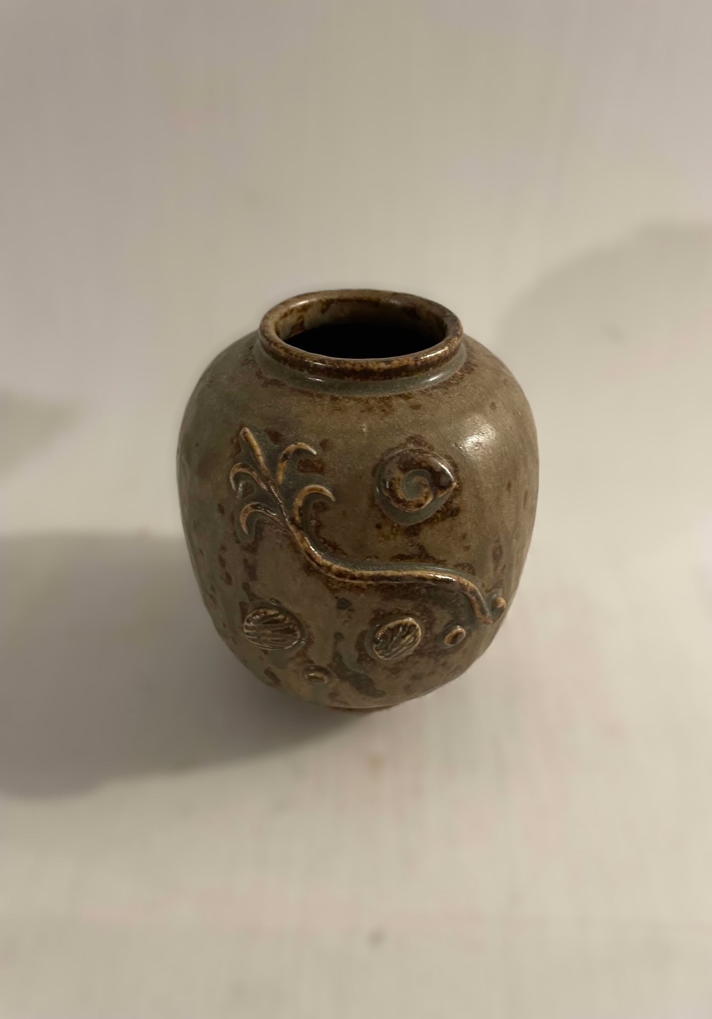 Arne Bang, Spherical vase of stoneware modeled with seashells and phytoplankton in relief - no. 0560