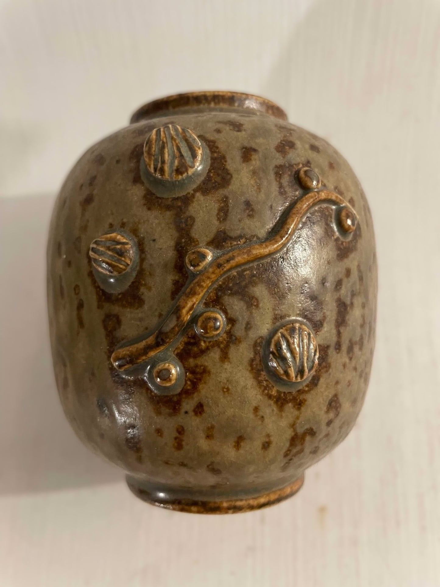 Arne Bang, Spherical vase of stoneware modeled with seashells and phytoplankton in relief - no. 0560