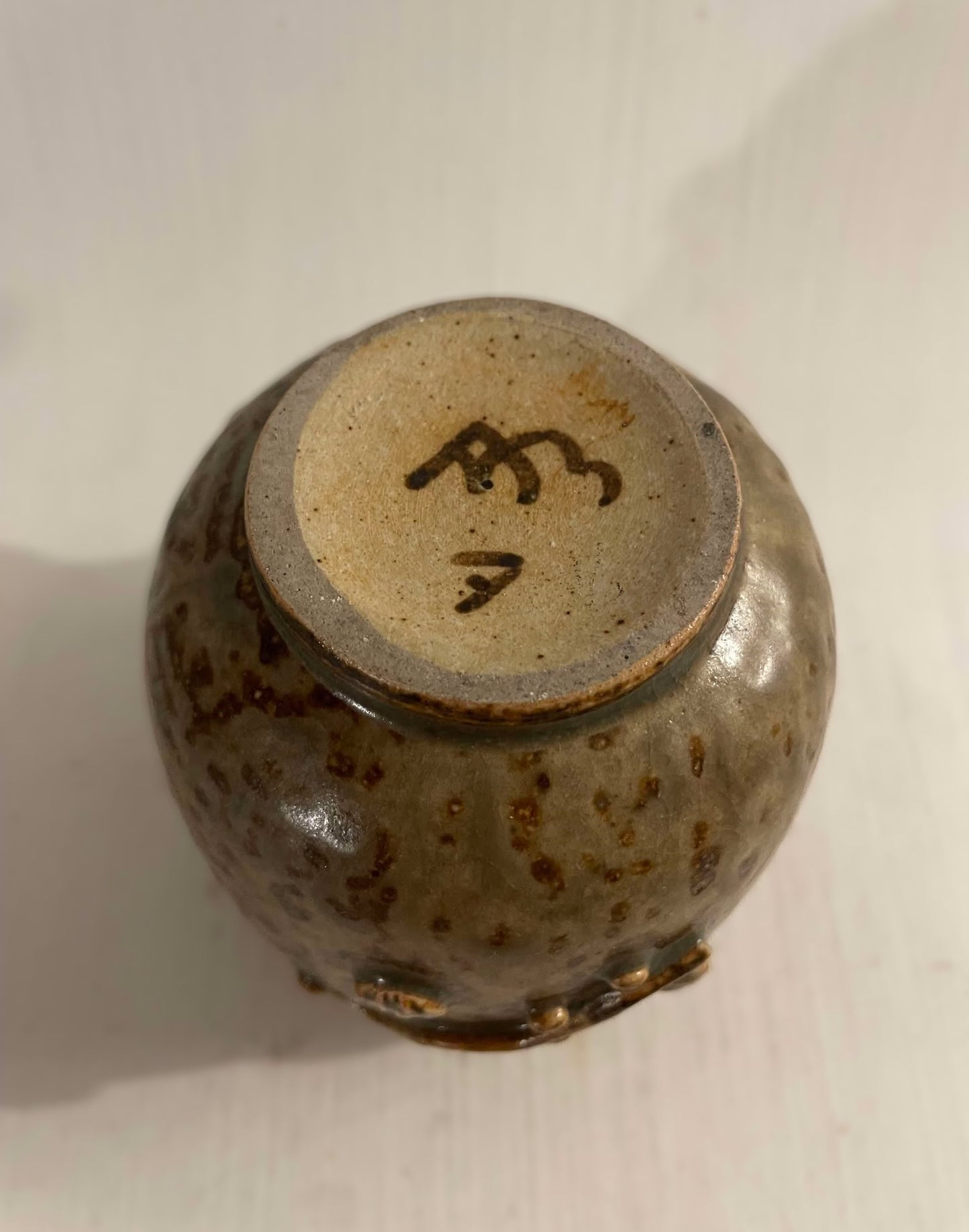 アルネ・バング、貝殻と植物プランクトンを浮き彫りにした石器の球形花瓶 - No. 0560