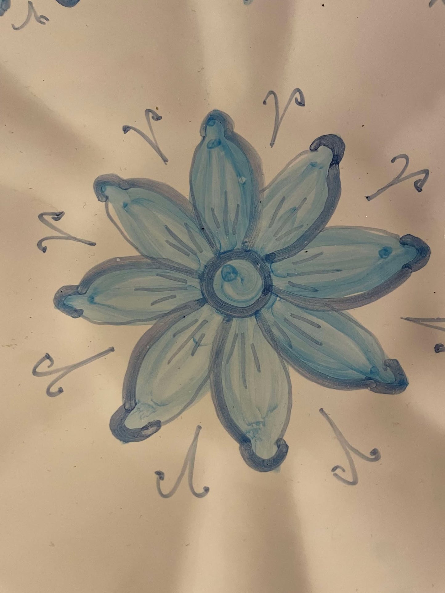 青い花のモチーフが描かれた美しい磁器のお皿 - No. 080100