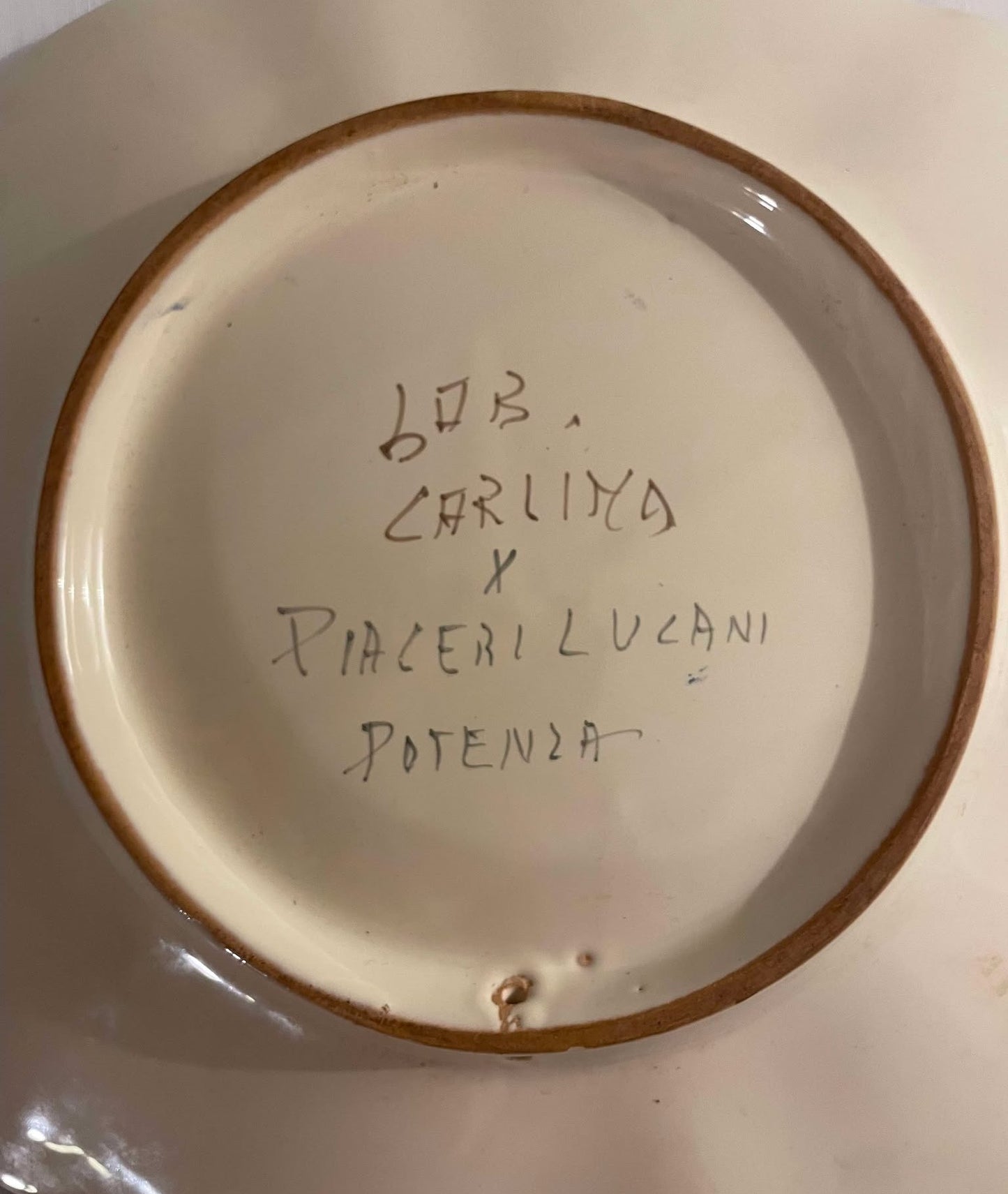 青い花のモチーフが描かれた美しい磁器のお皿 - No. 080100