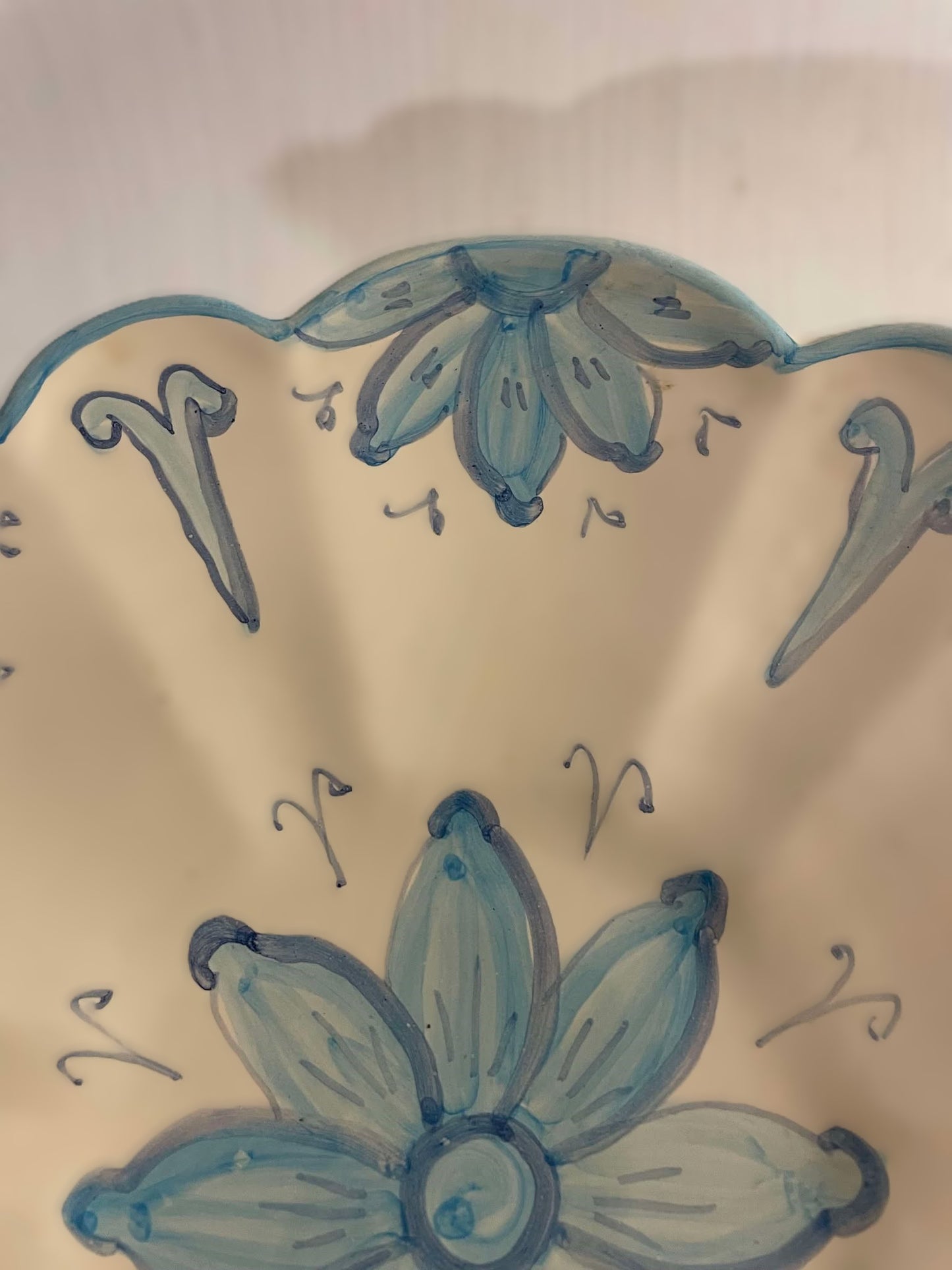 青い花のモチーフが描かれた美しい磁器のお皿 - No. 080100