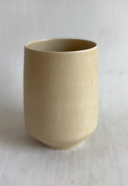 Flot stentøjsvase fra Palshus, udført i beigefarvet harepelsglasur.