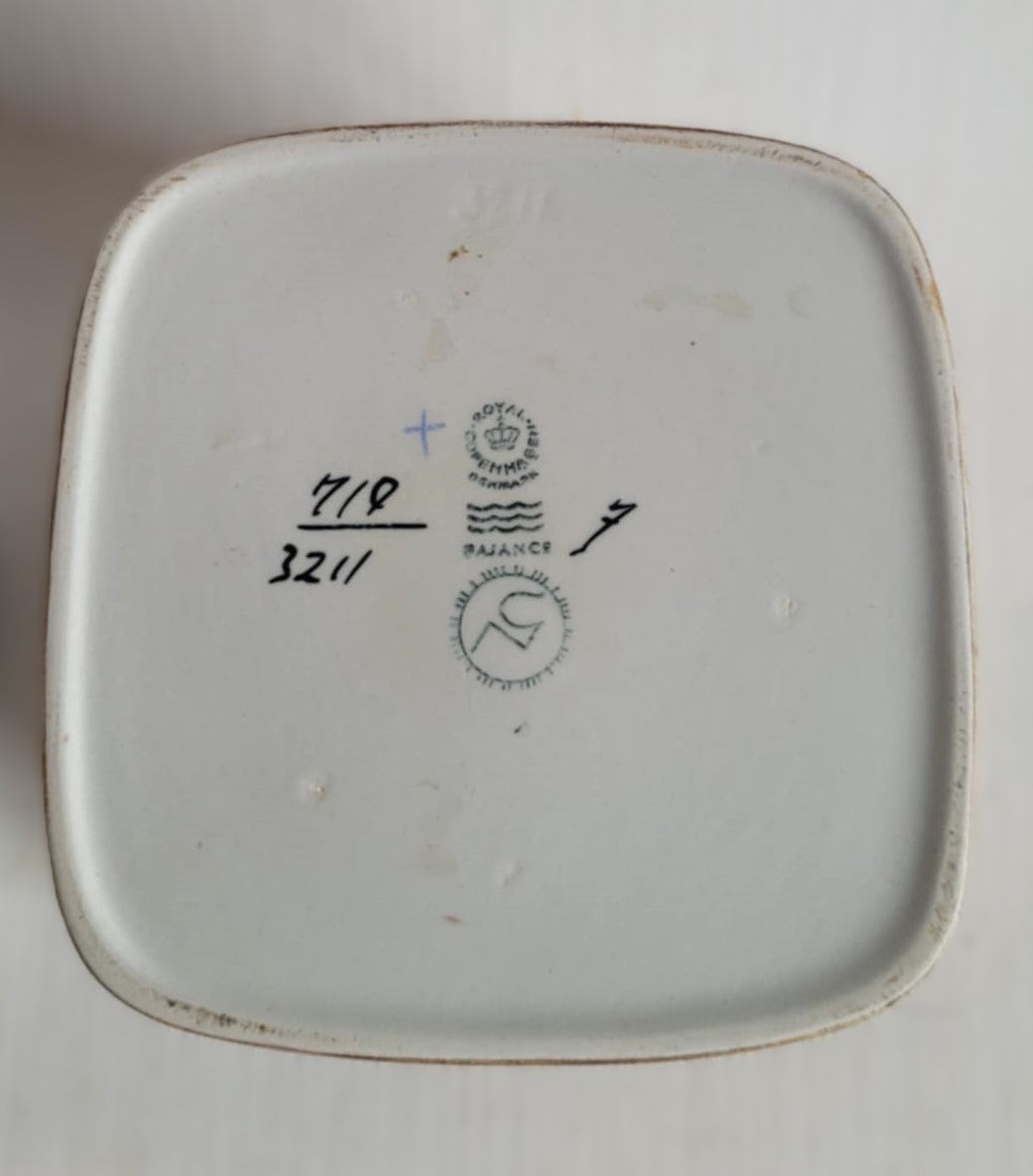 Smuk 4-kantet lågkrukke design af Nils Thorsson for Royal Copenhagen - nr. 003258