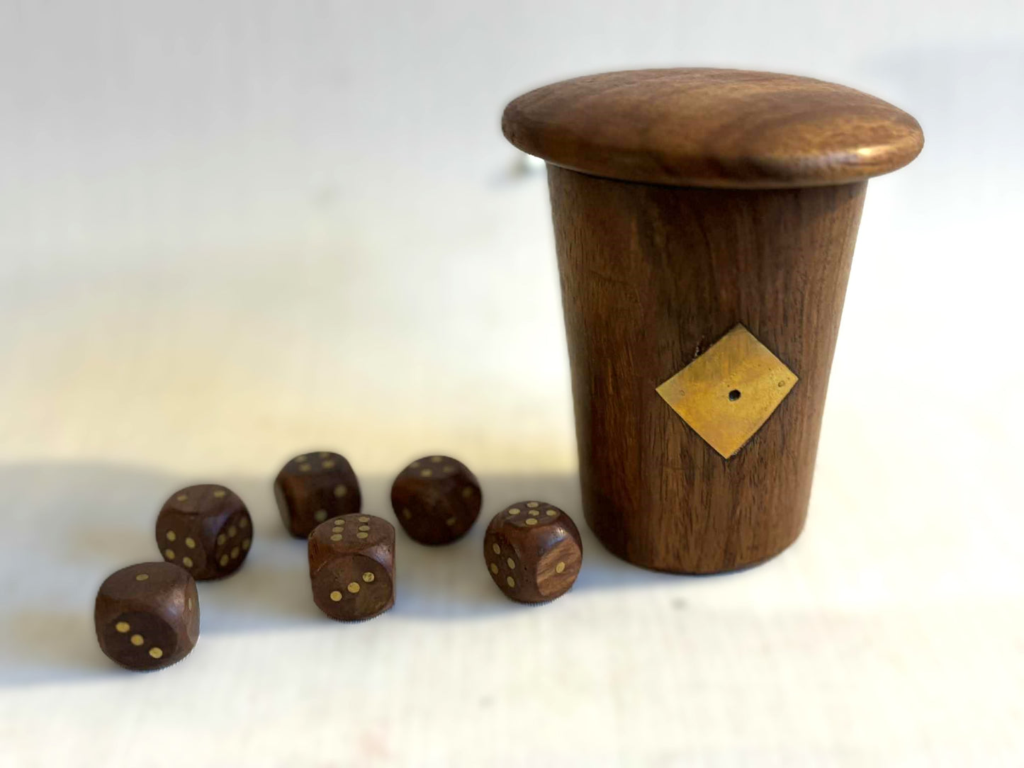 Flot retro raflebæger udført i Teaktræ og med dekorative messing 'terninger'som udsmykning.- nr. 1021478777