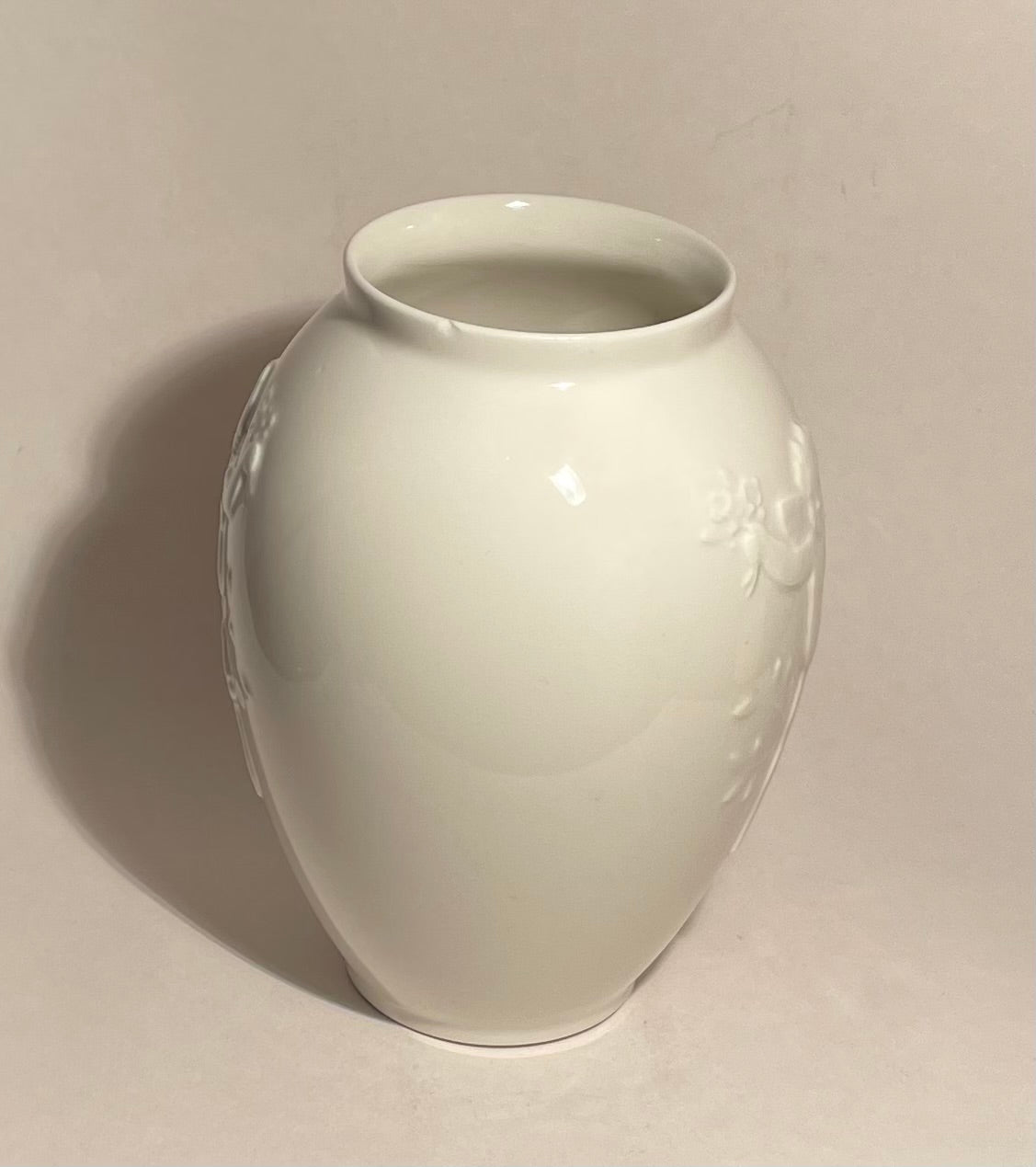 Beautiful Hans Henrik Hansen porcelain vase from Royal Copenhagen - no. 01950