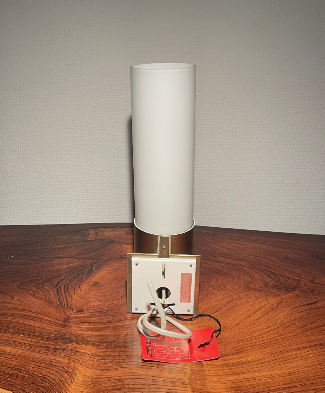Jørgen Bo design - Væglampe af messing og opaline glas fra Fog & Mørup 1968 - nr. 009764