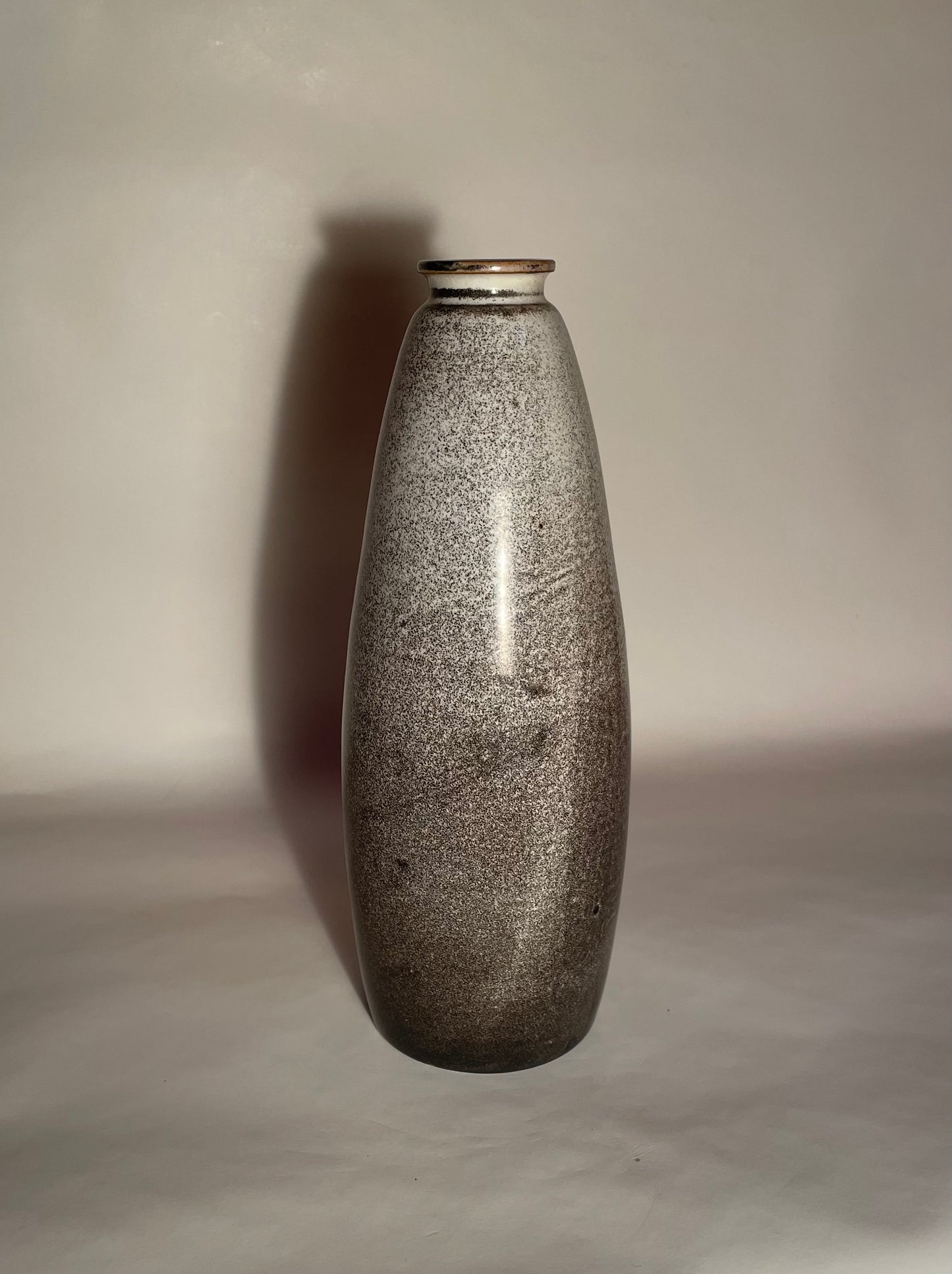 Flot Khaler vase i gråsort dobbeltglasur - nr. 090600