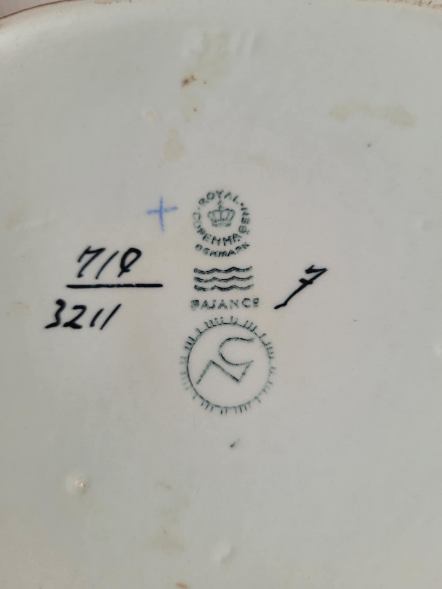 Smuk 4-kantet lågkrukke design af Nils Thorsson for Royal Copenhagen - nr. 003258