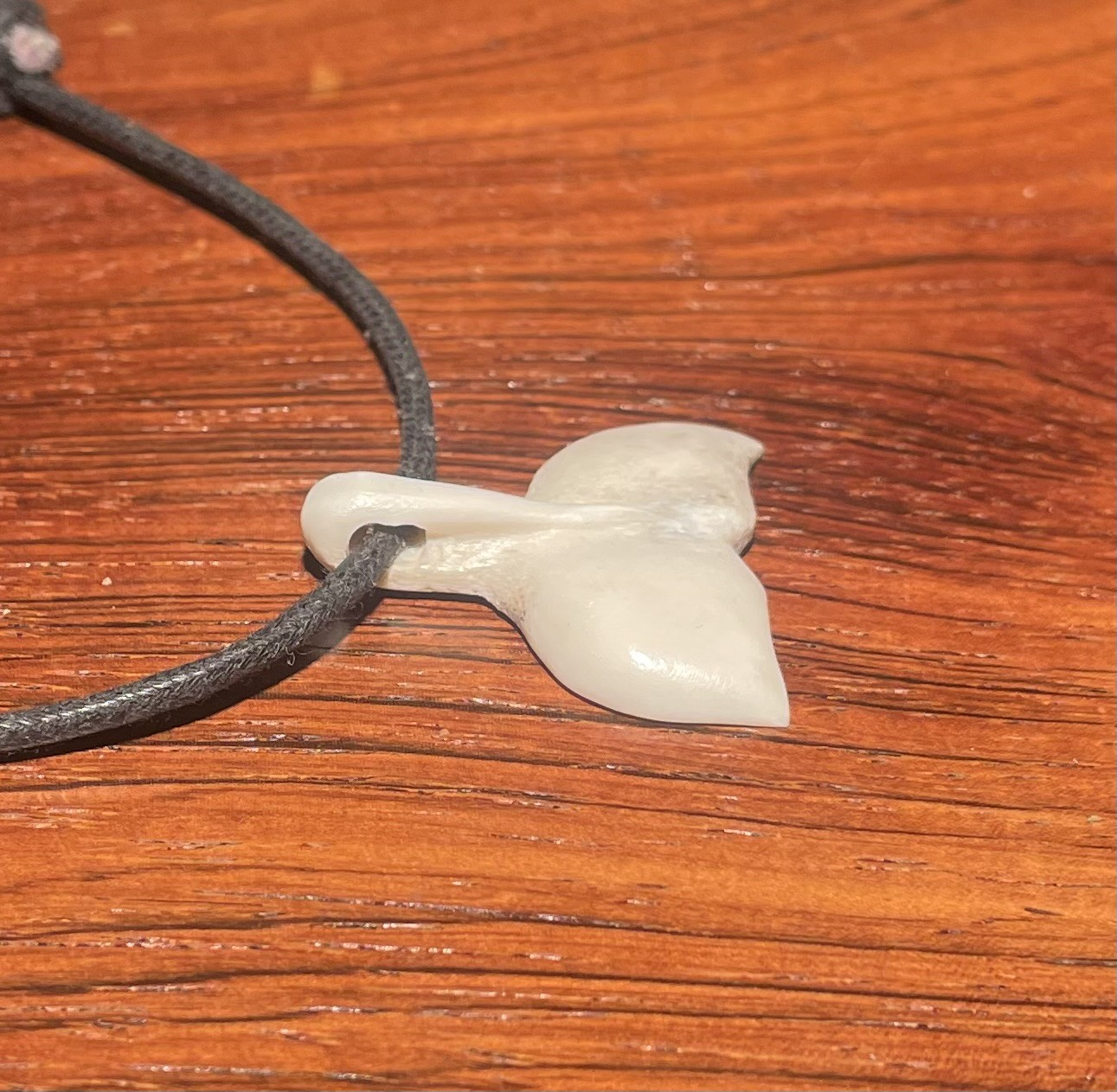 Flot Grønlandsk hals smykke, skåret af knogle ca. 1970erne - nr. 00500