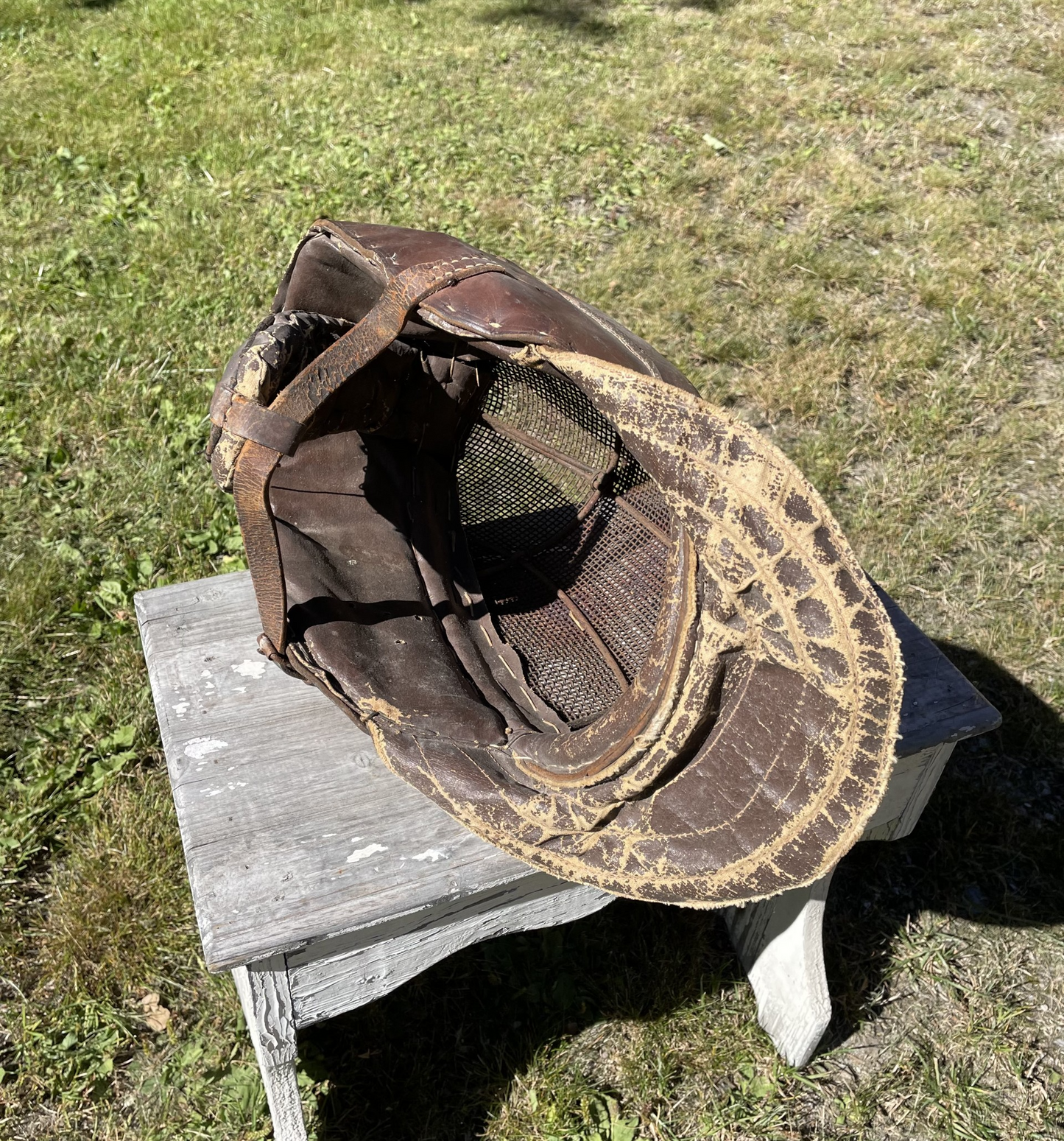 Beautiful old French fencing helmet in leather and iron - no. 97444604