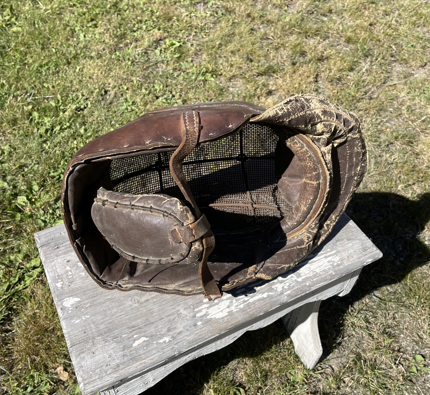 Beautiful old French fencing helmet in leather and iron - no. 97444604