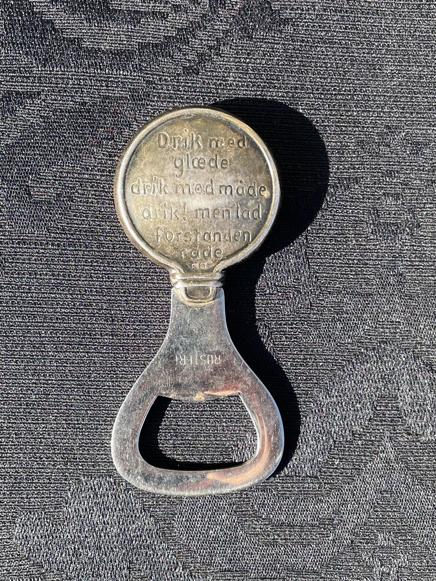 Vintage bottle opener in silver plated with text on the back - no. 560540