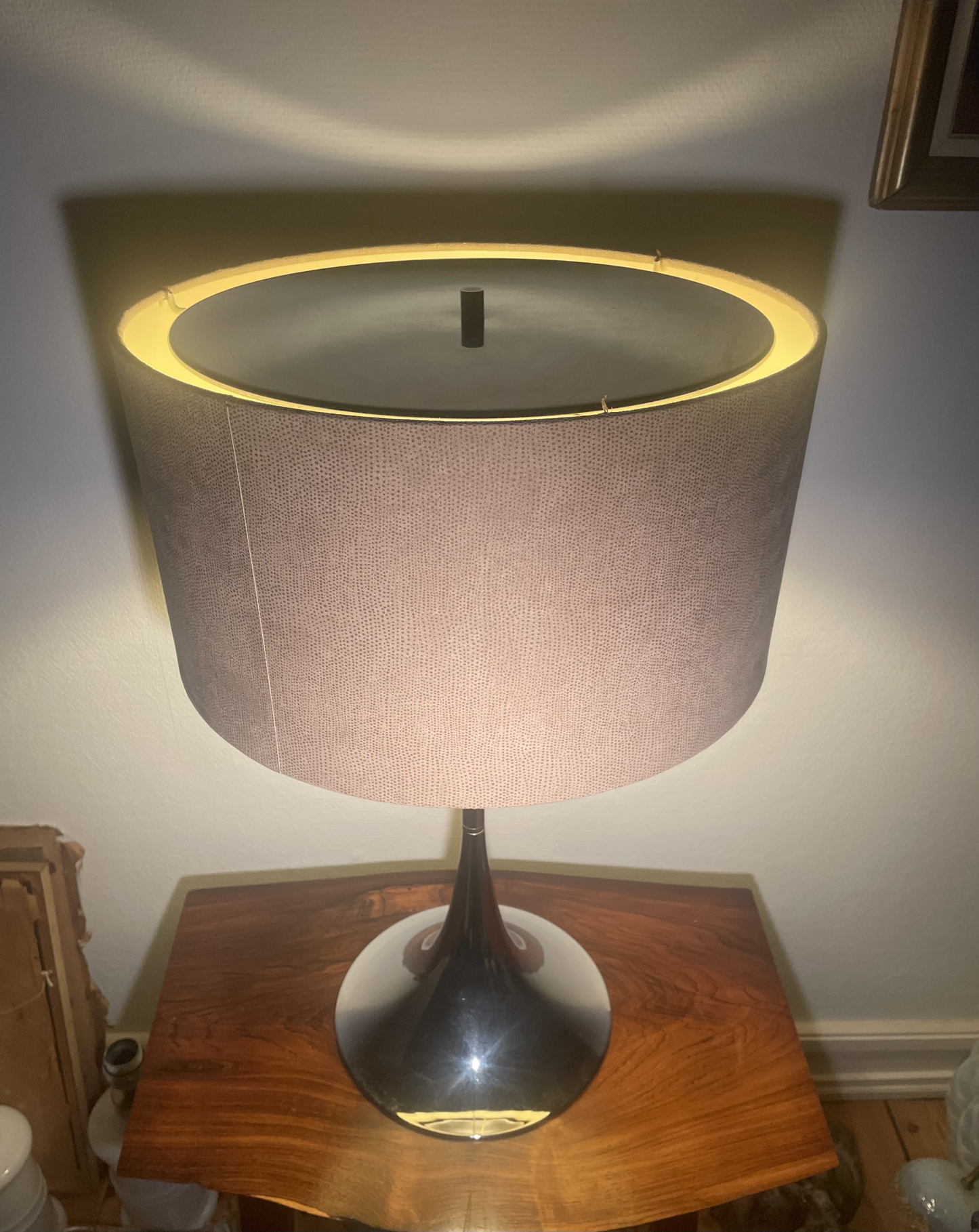 Flot bordlampe i forkromet metal og flot stof skærm - nr. 090090