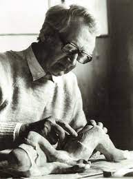 Arne Bang, Kugleformet vase af stentøj modelleret med muslingeskaller og planteplankton i relief - nr. 0560