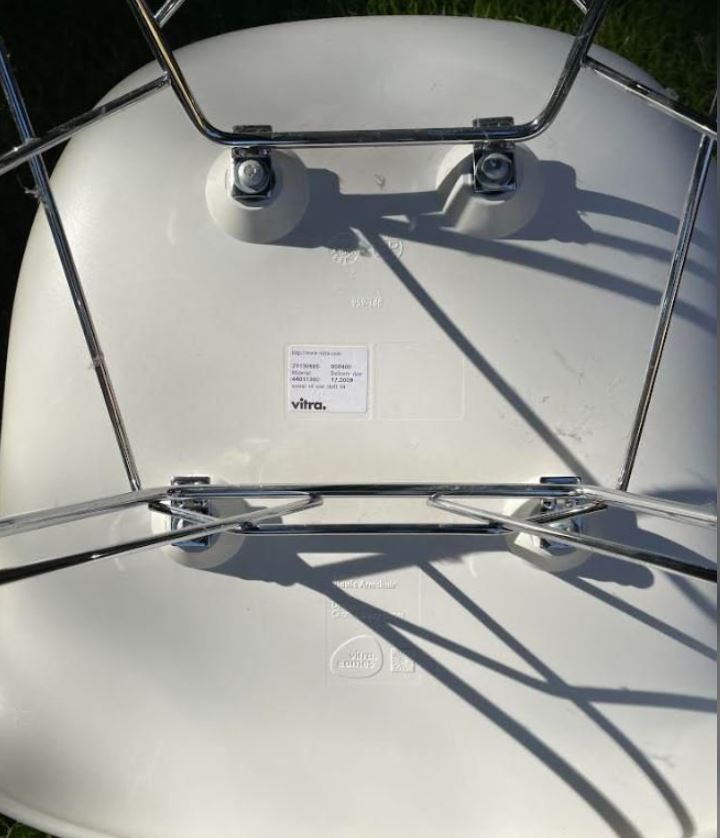 Beautiful Charles and Ray Eames armchair / Rocking chair in plastic - no. 05050