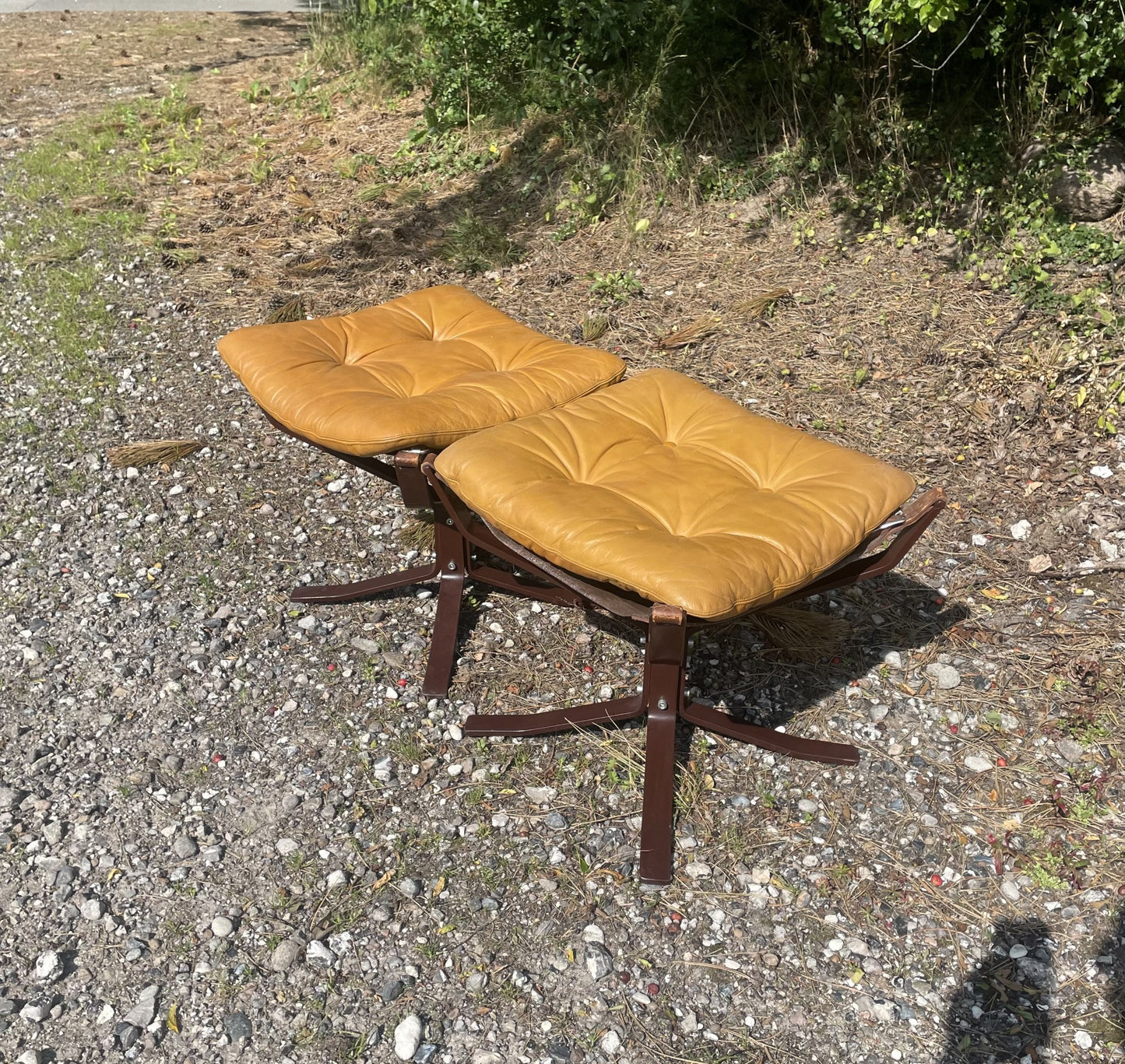 2 identical stools with iron frames and leather cushions - no. 74455