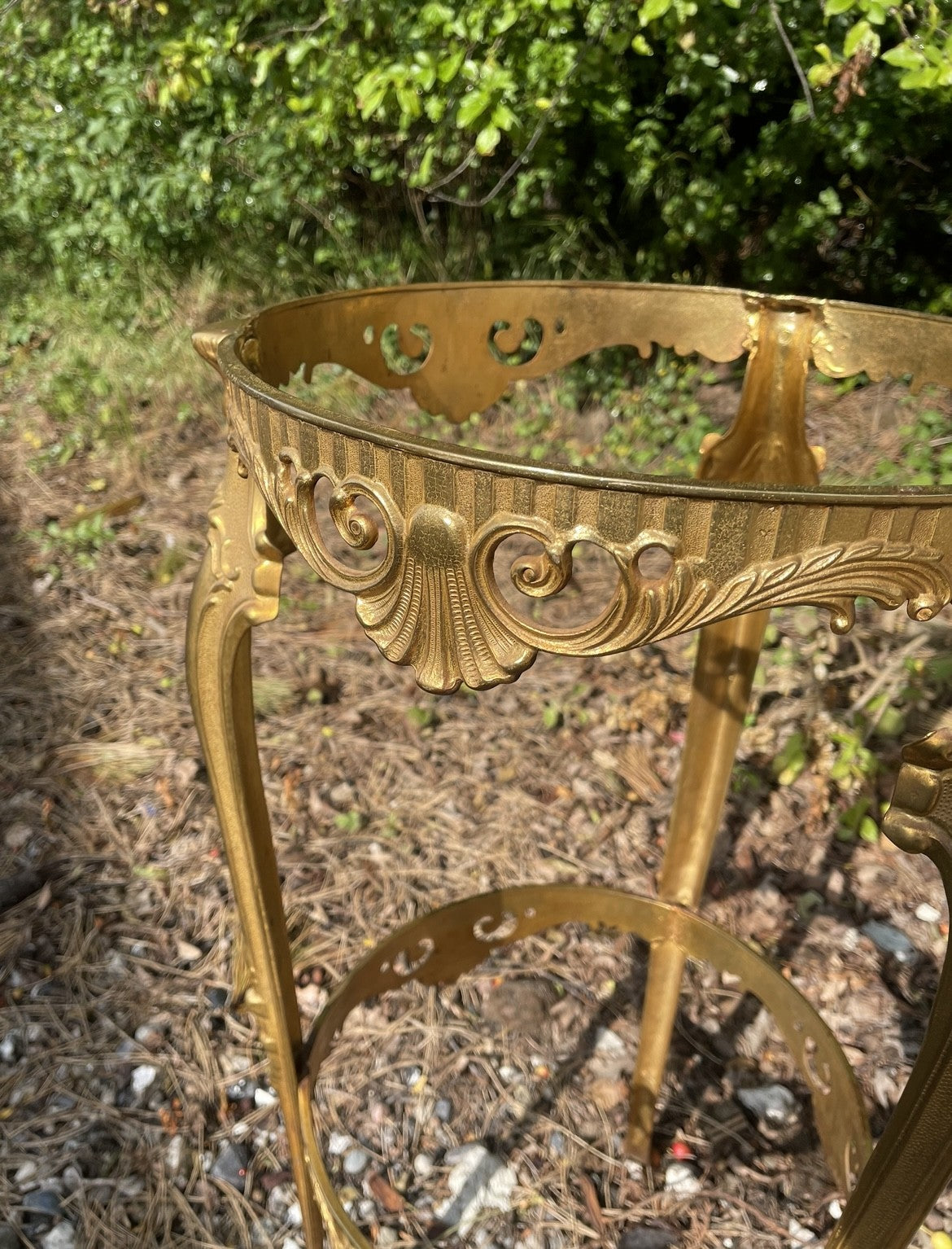 Elegant French pedestal in gilded brass with marble top - no. 674100