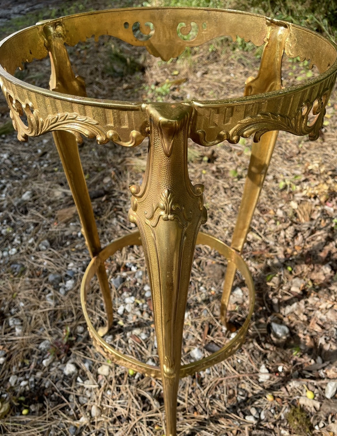 Elegant French pedestal in gilded brass with marble top - no. 674100