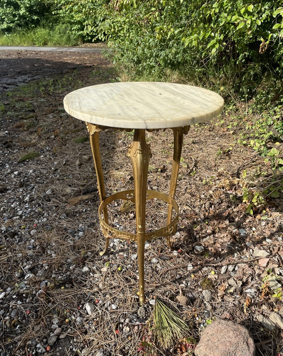 Elegant French pedestal in gilded brass with marble top - no. 674100