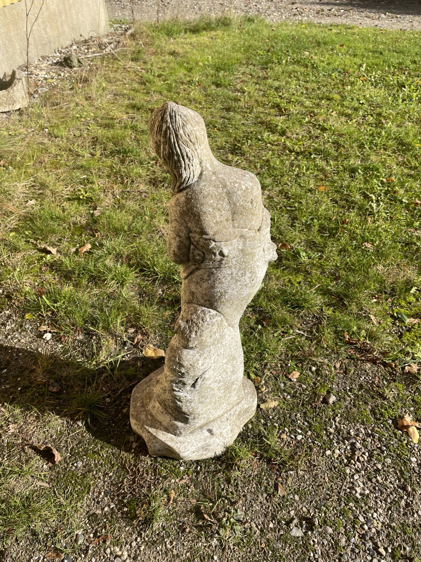 Flot havefigur/skulptur fremstillet af cement/beton- nr. 09136