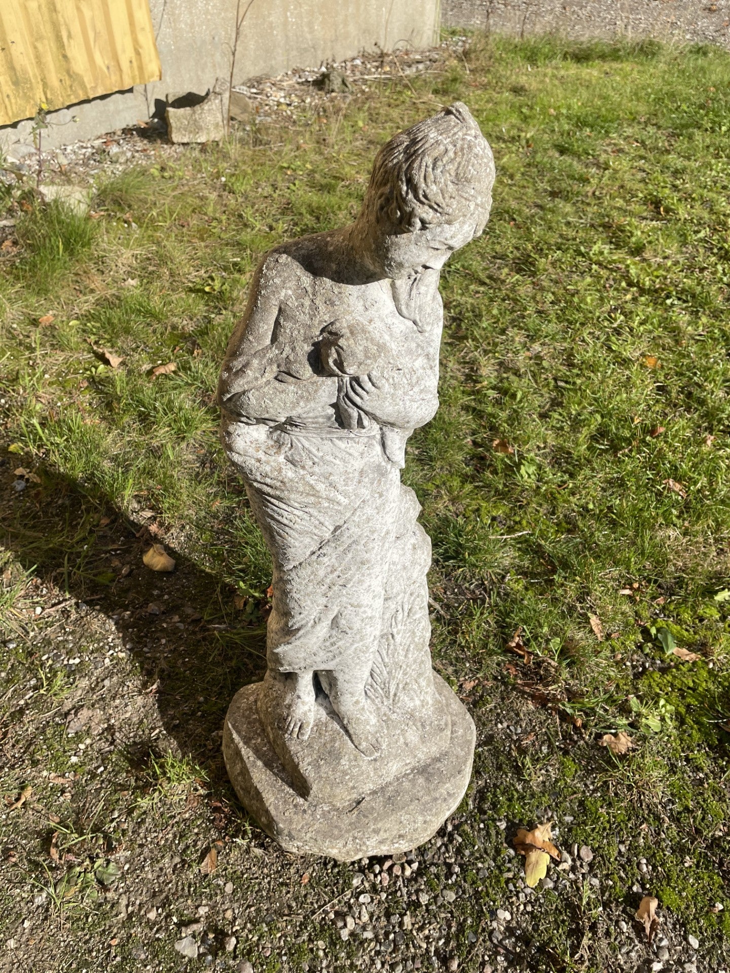 Flot havefigur/skulptur fremstillet af cement/beton- nr. 09136