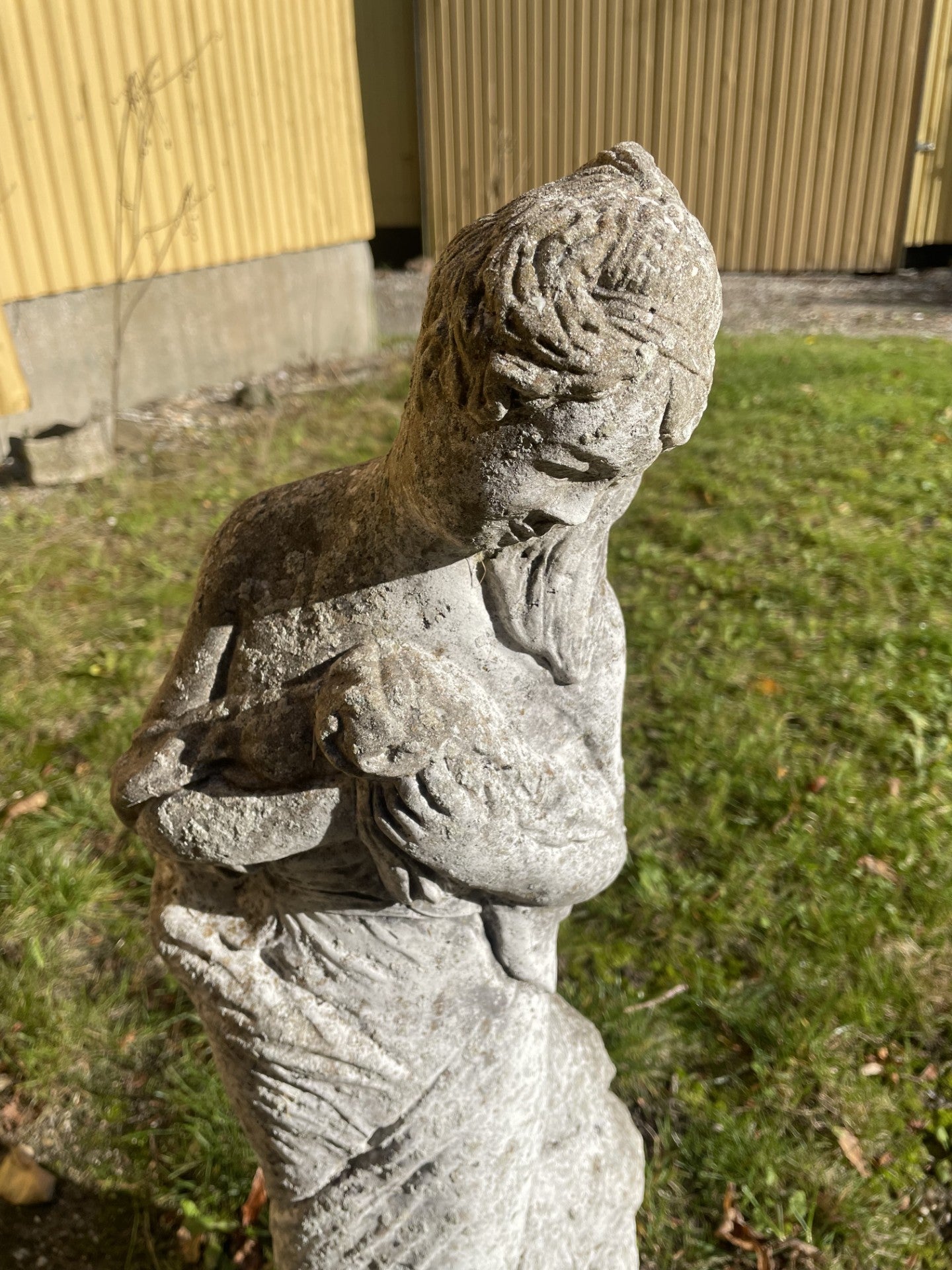 Flot havefigur/skulptur fremstillet af cement/beton- nr. 09136