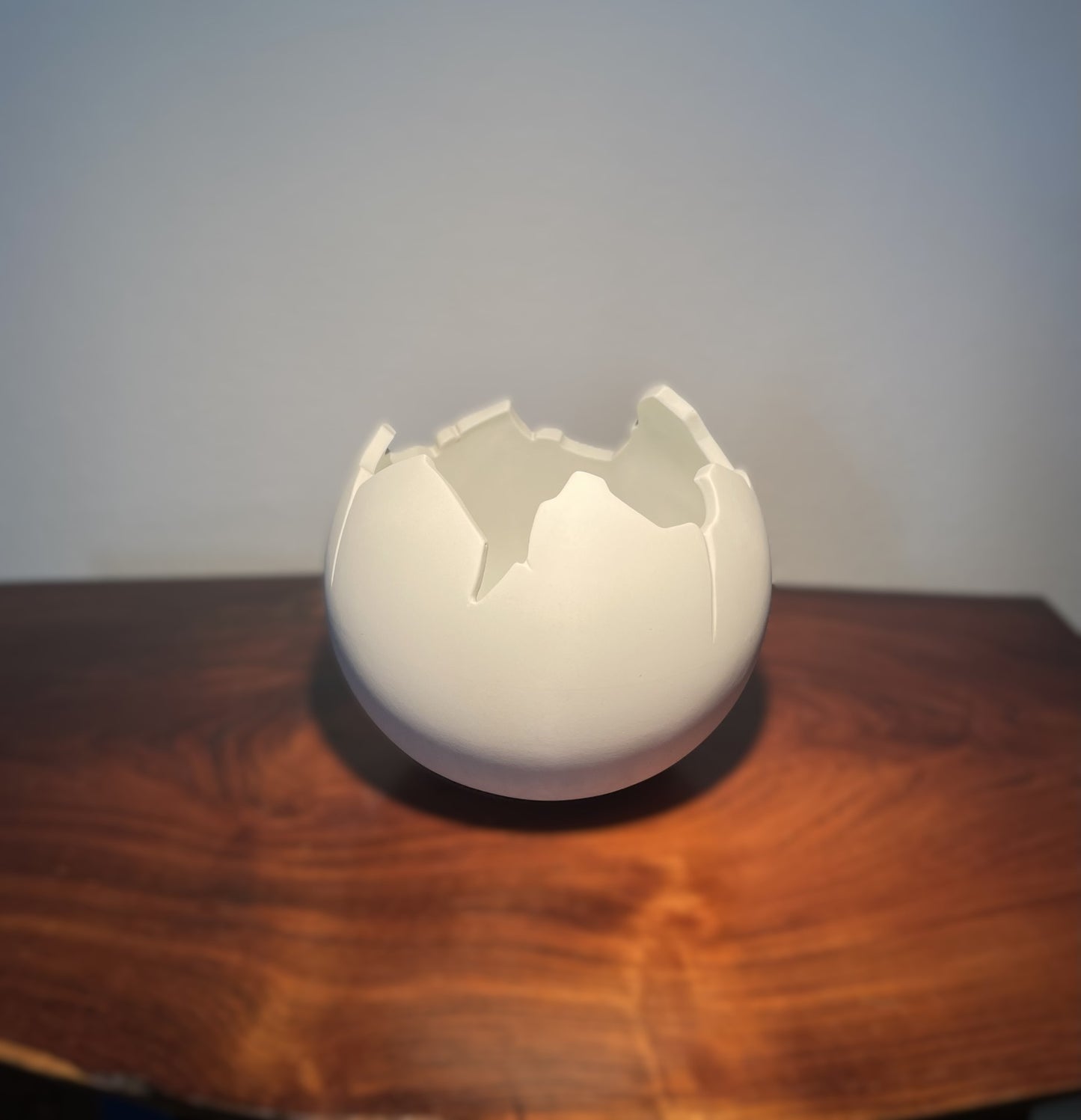 Smuk og skulpturel "Globen"-skål designet af Jens-Flemming Sørensen for Royal Copenhagen - nr. 147001