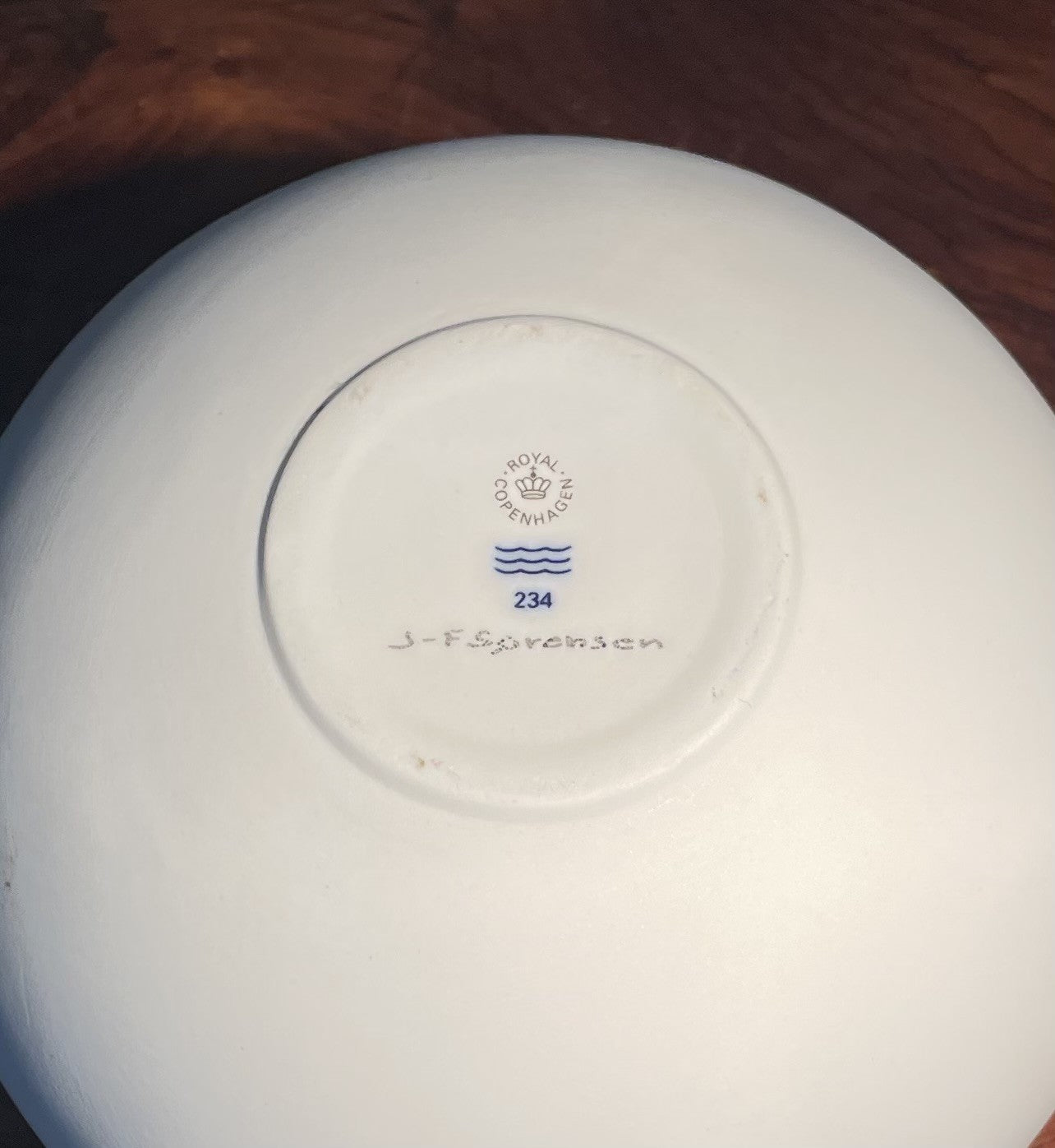 Smuk og skulpturel "Globen"-skål designet af Jens-Flemming Sørensen for Royal Copenhagen - nr. 147001