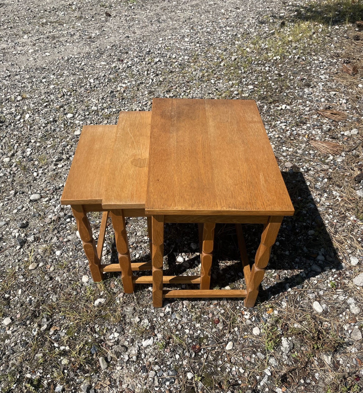 Billig møbelkunst – Indskudsborde i egetræ fra 1970’erne - nr. 01258555