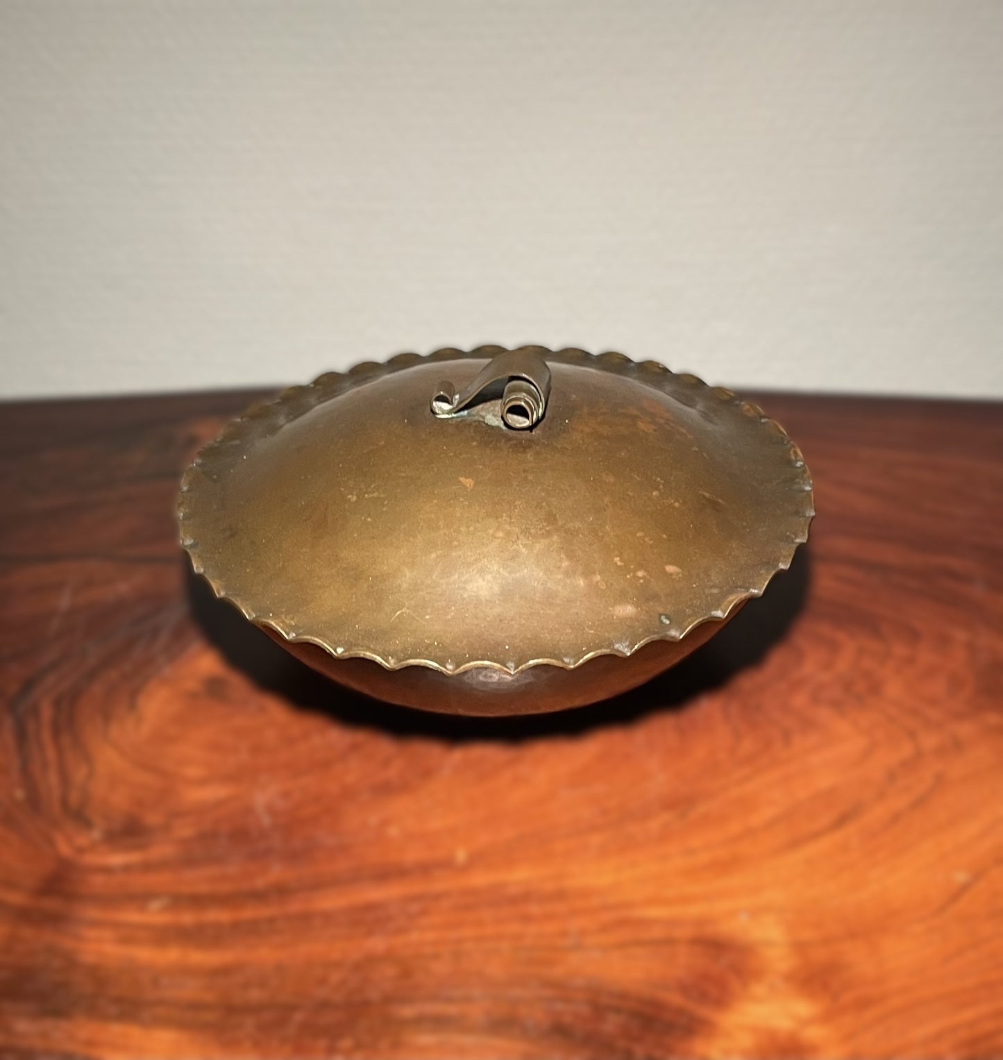 Flot vintage bronzeskål med låg – Solid elegance