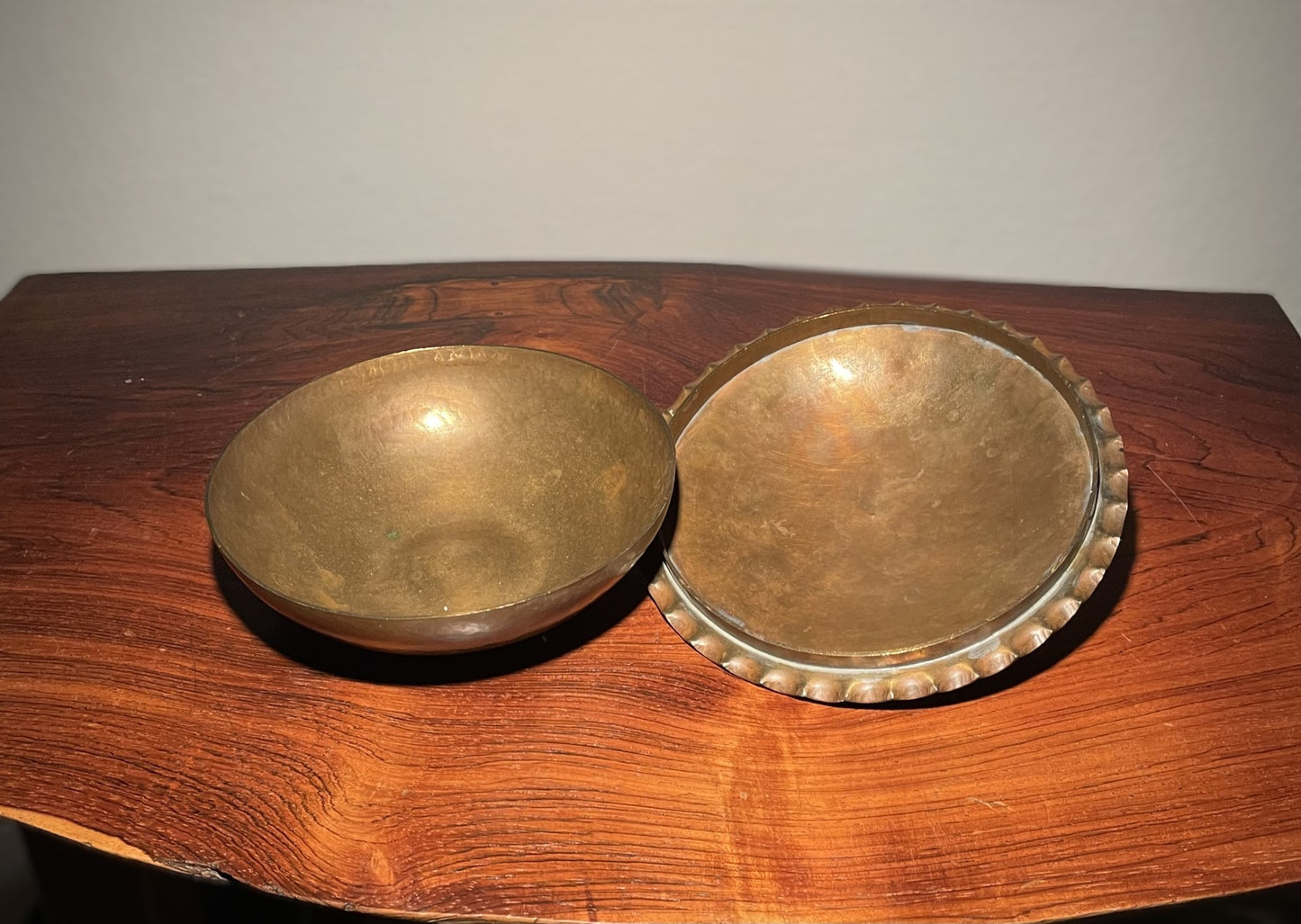 Flot vintage bronzeskål med låg – Solid elegance