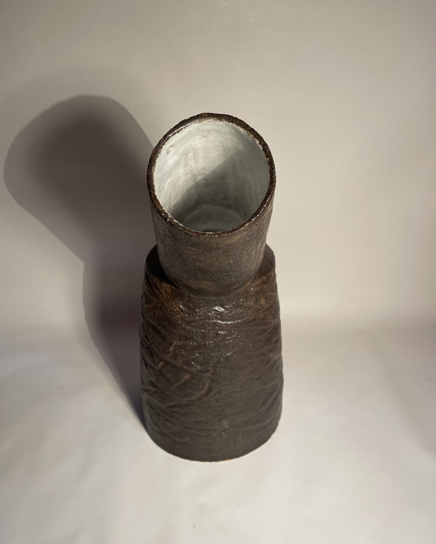 Skulpturel keramik vase / kande – unik og karakterfuld - nf. 4943280