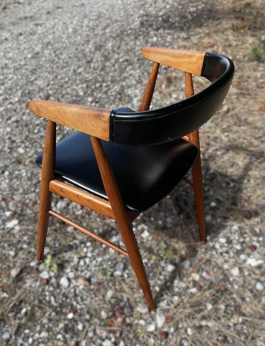Beautiful teak armchair with artificial leather, attributed to Aksel Bender Madsen and Ejner Madsen - no. 25777445