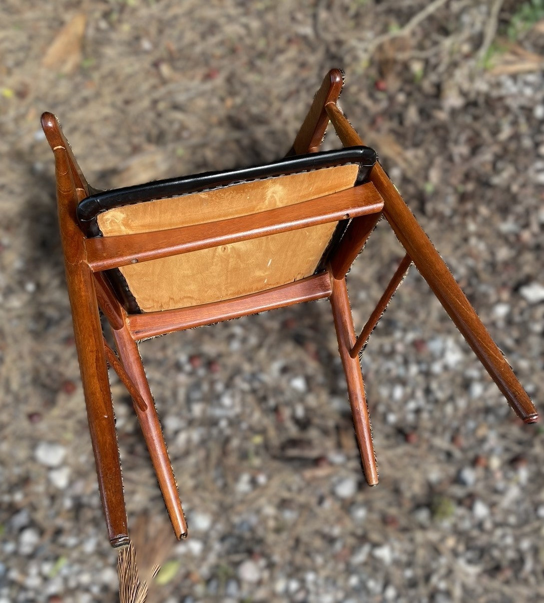 Beautiful teak armchair with artificial leather, attributed to Aksel Bender Madsen and Ejner Madsen - no. 25777445