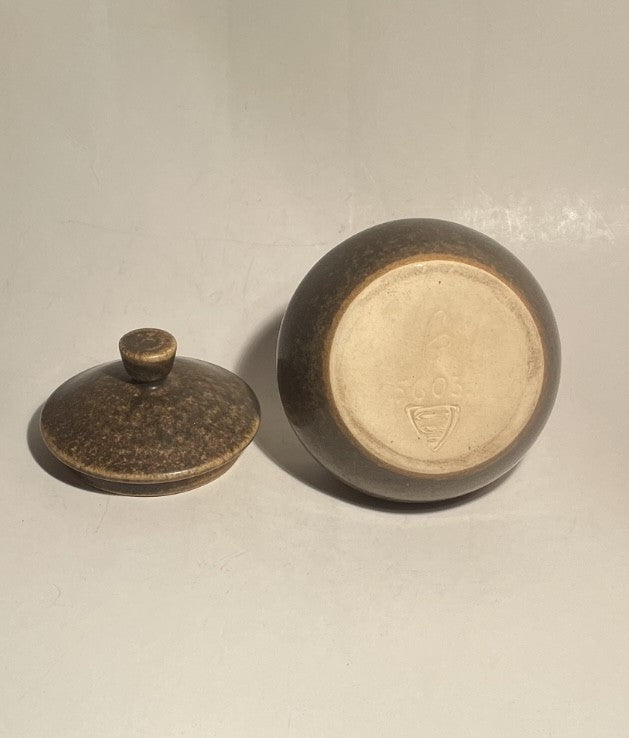 Beautiful and simple Michael Andersen sugar bowl, design by Sigvard Bernadotte - no. 09650