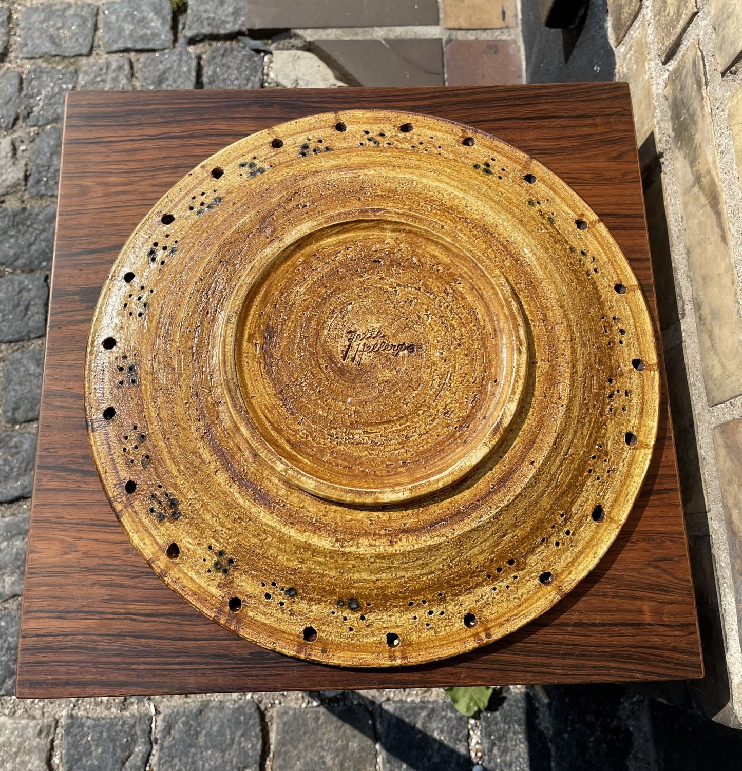 Nice stoneware dish by Jette Hellerøe - no. 012080