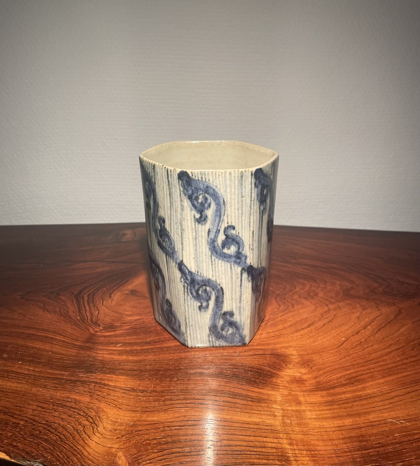 Flot 6 kantet stentøj vase fra 1997, design af Hanne Erlandsen - nr. 030010