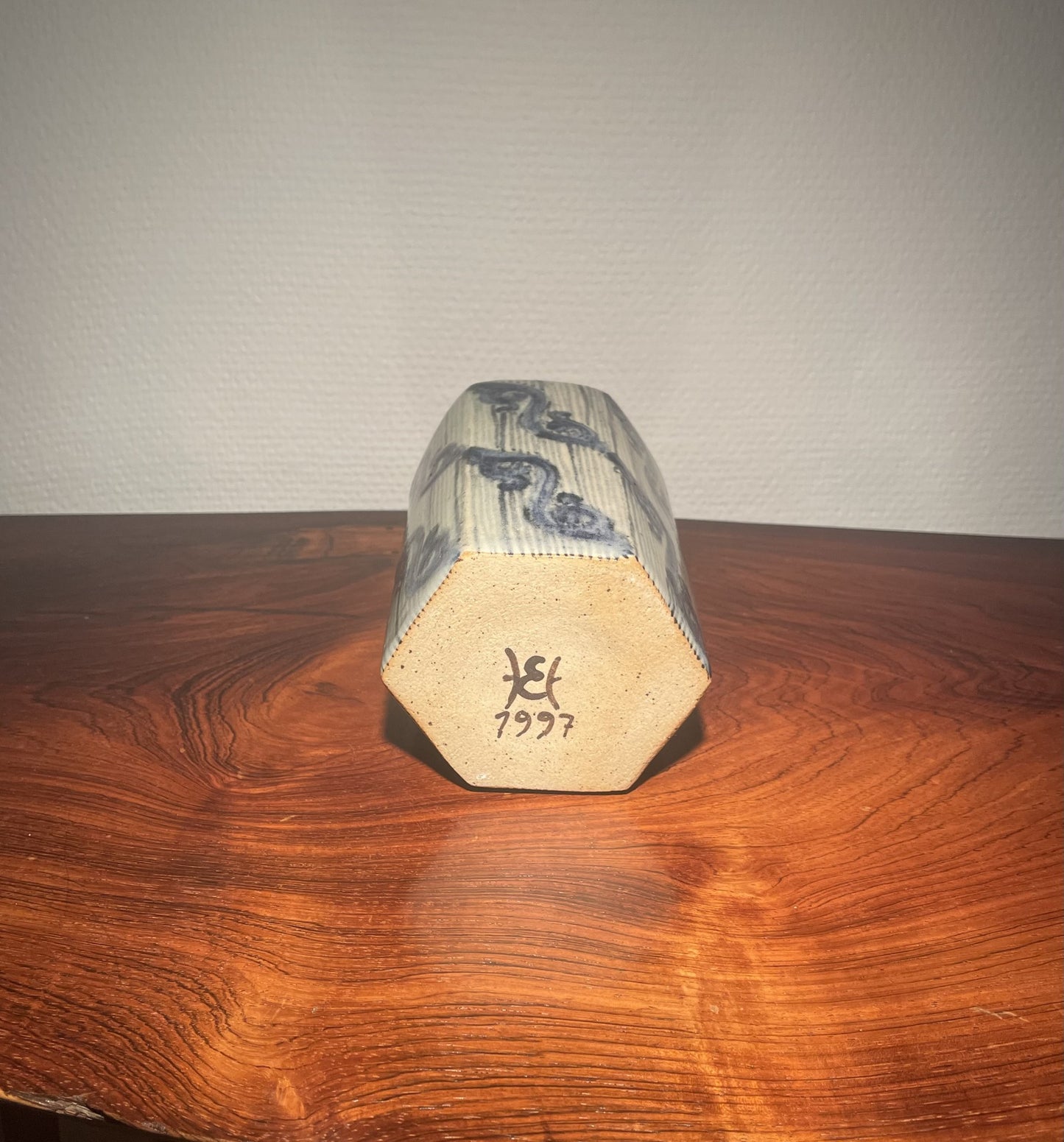 Flot 6 kantet stentøj vase fra 1997, design af Hanne Erlandsen - nr. 030010