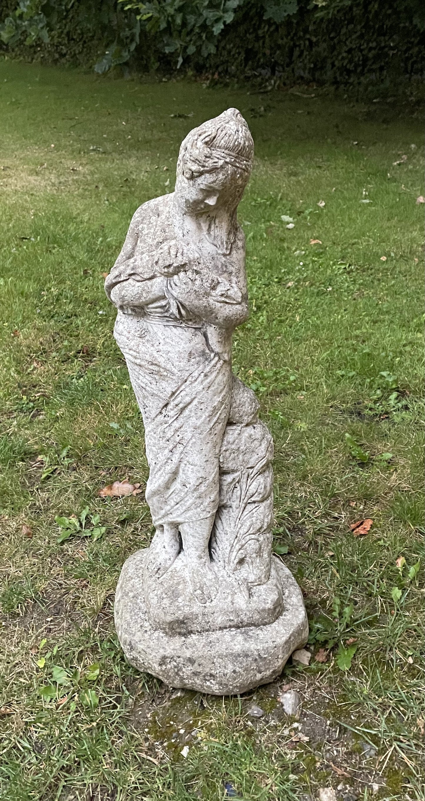 Flot havefigur/skulptur fremstillet af cement/beton- nr. 09136