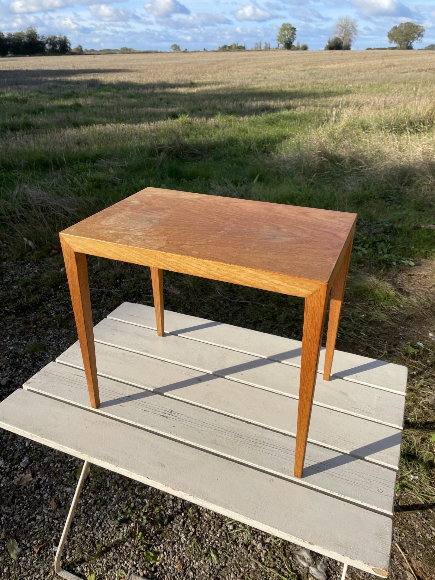 Flot Haslev sidebord udført i egetræ - nr. 09098