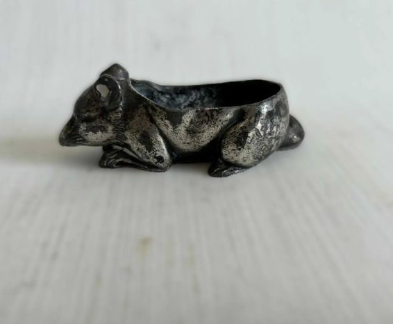 Antique sewing needle cushion shaped like a field mouse, from the 1900s