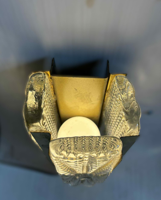 ヴィトリカ・アラジンの燭台セット、真鍮のベースと重厚なプレス加工の琥珀色のガラス、デンマーク、1960年代