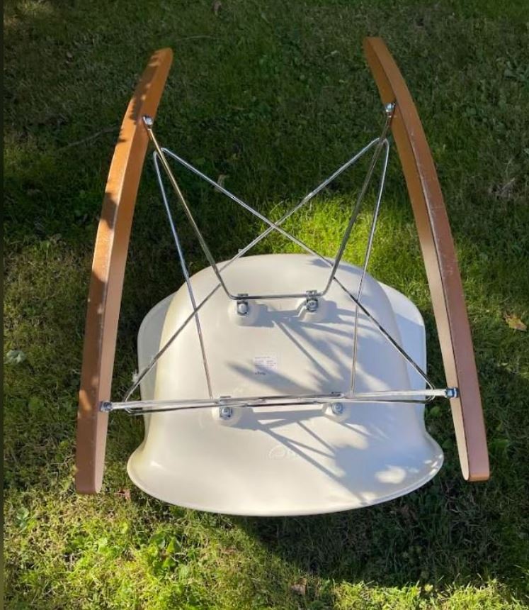 Beautiful Charles and Ray Eames armchair / Rocking chair in plastic - no. 05050