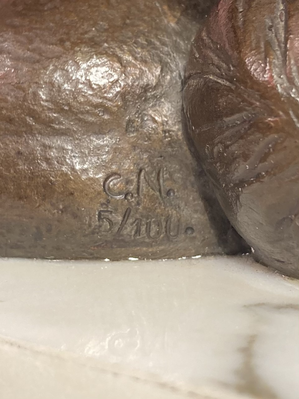 Flot bronze pige med kat på marmor, signeret C.N. 5/100