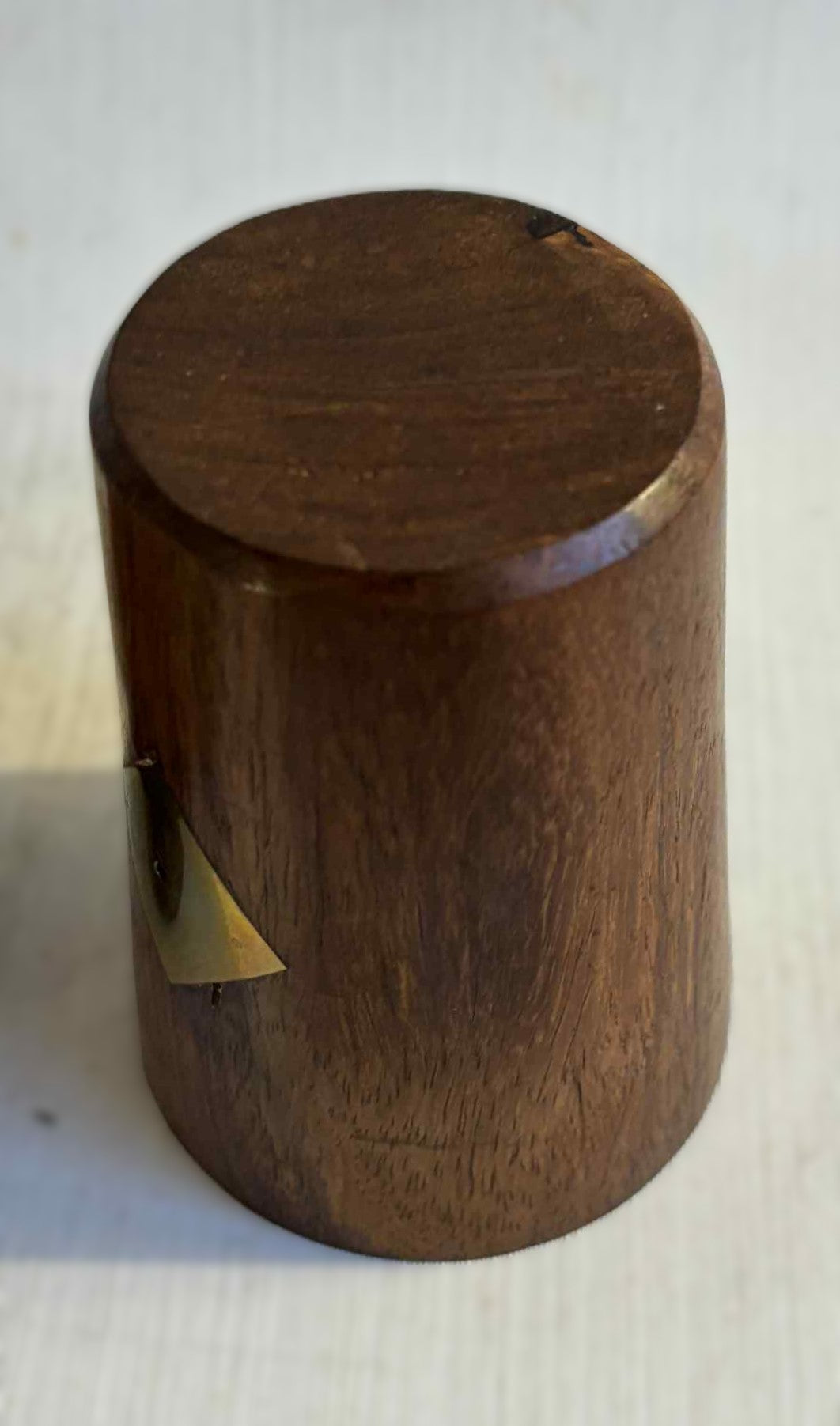 Flot retro raflebæger udført i Teaktræ og med dekorative messing 'terninger'som udsmykning.- nr. 1021478777